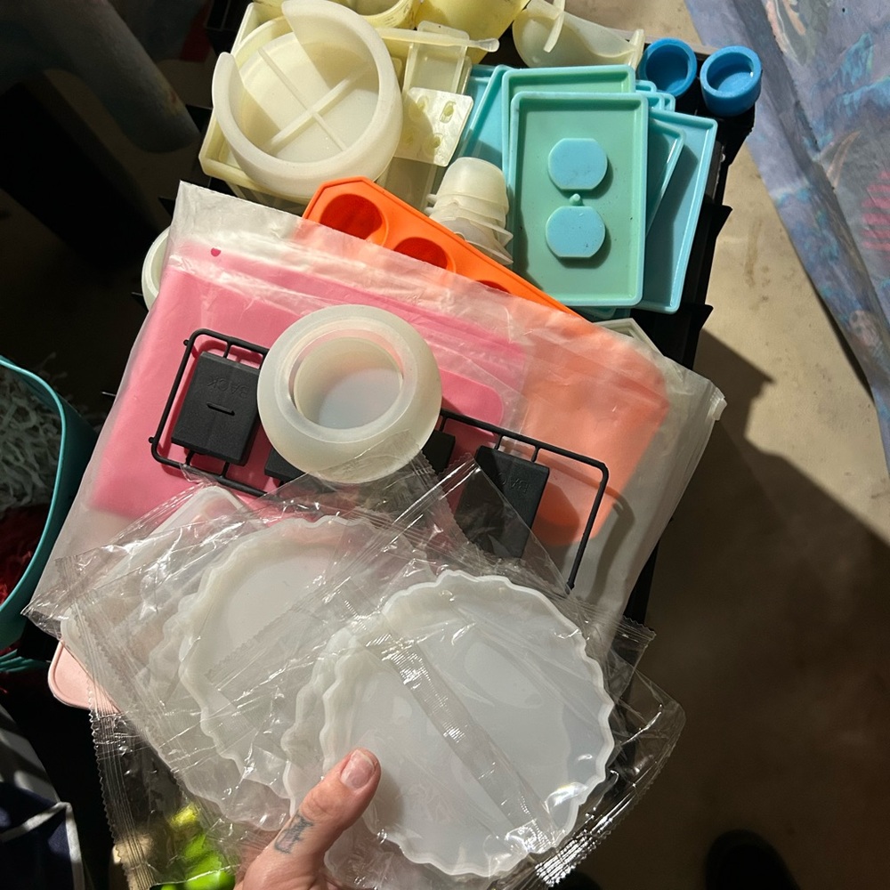 🖼️ Epoxy resin mixed supplies and molds - Picture 2 of 9